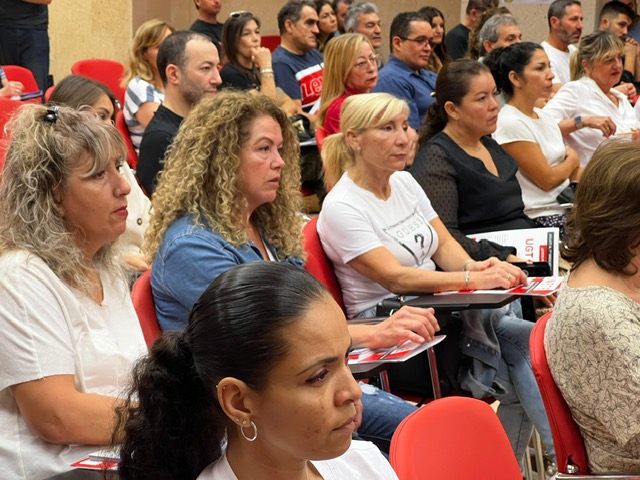 Mujeres camareras de pisos en asamblea de FeSMC UGT 