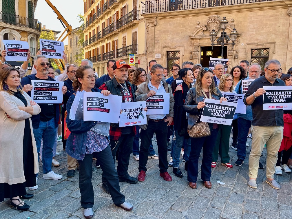 Imagen de la concentración delante del Ayuntamiento de Palma.