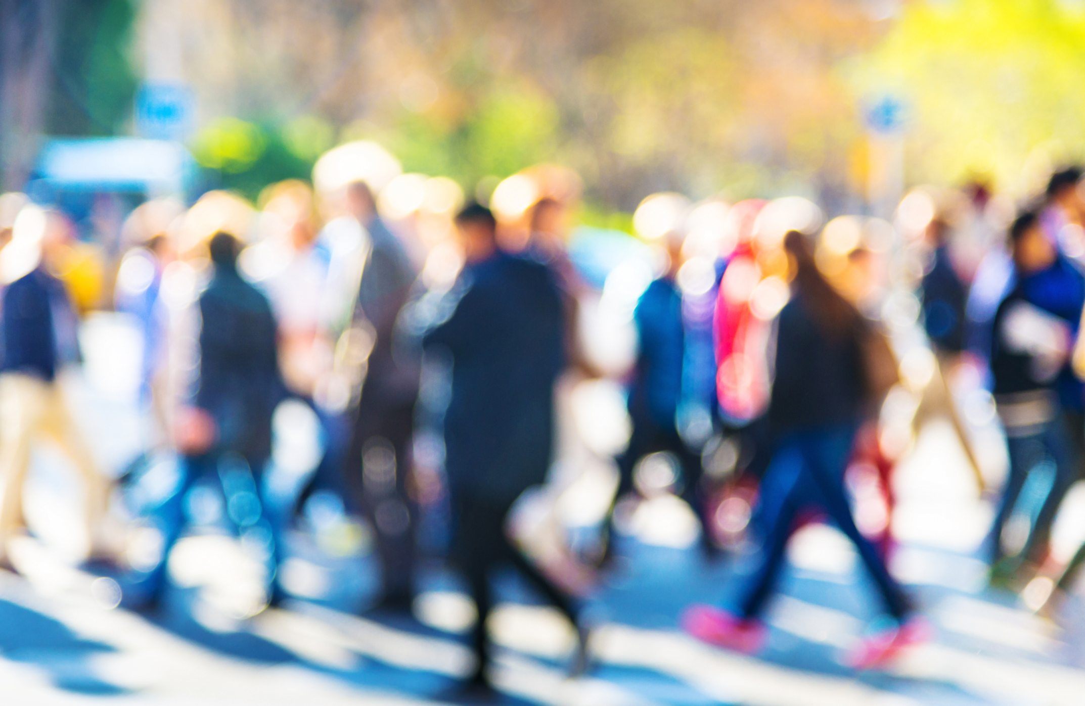 personas caminando por una calle