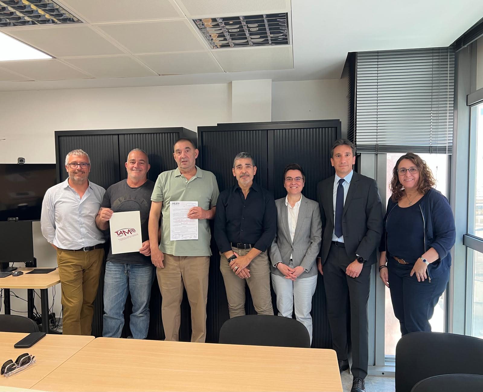 Representantes de UGT FICA, CCOO, de la patronal y del Govern tras la firma del convenio de la madera y el mueble en el TAMIB.