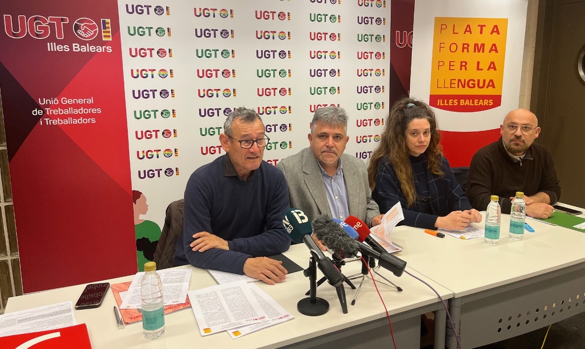 Imatge roda de premsa per presentar el manifest 'Per un pla de xoc per al català a la FP