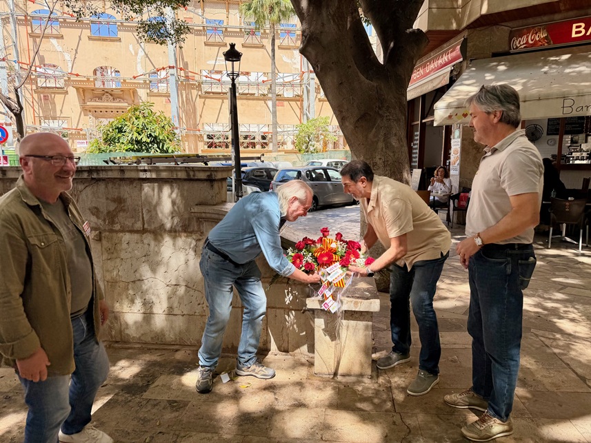 Momento de la ofrenda floral a las víctimas del Polvorí de Sant Ferran.