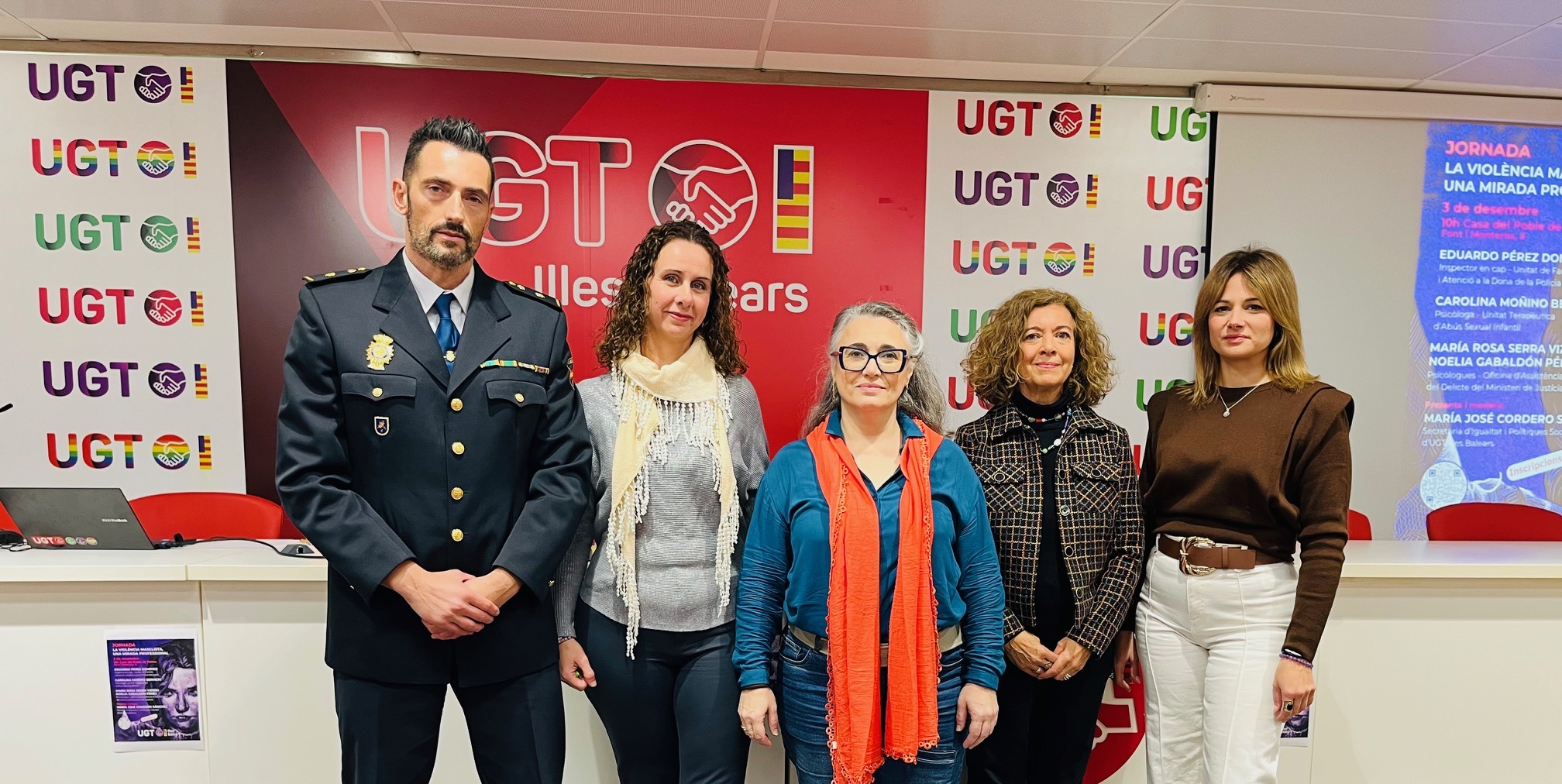Imagen de las personas participantes en la jornada 'La violencia machista desde una mirada profesional'