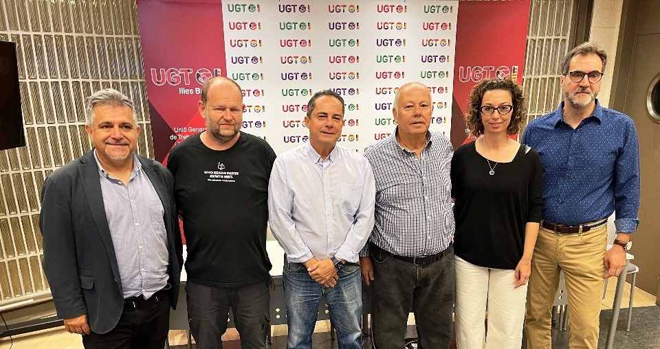 El secretario general de UGT Servicios Públicos, Miguel Ángel Romero, junto a los responsables de los diferentes sectores. 