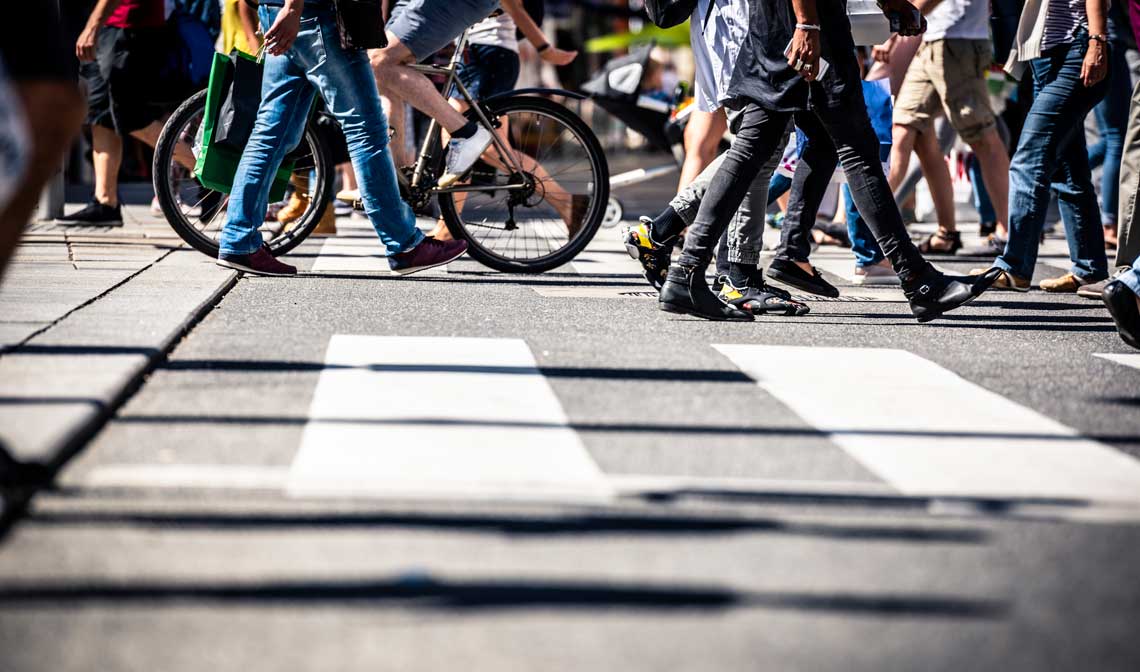 Imagen de personas cruzando paso de cebra