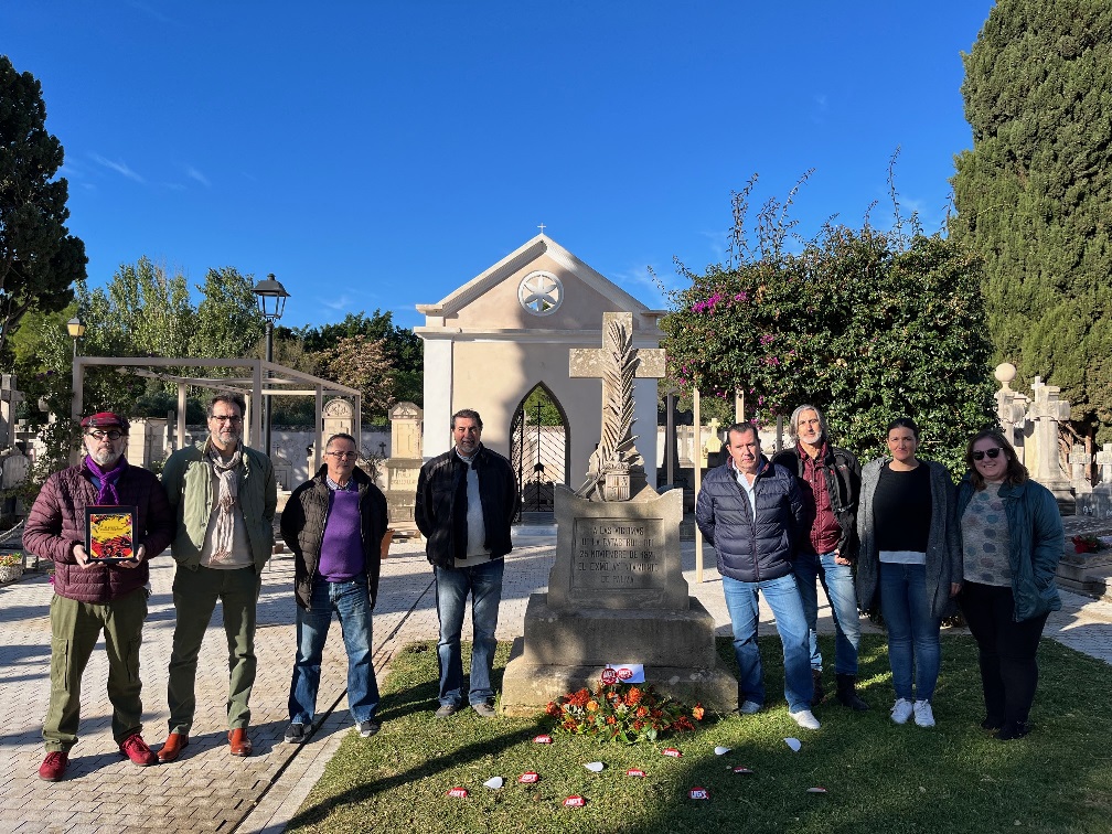 Representantes del sindicato en la tumba homenaje a las víctimas del Polvorín