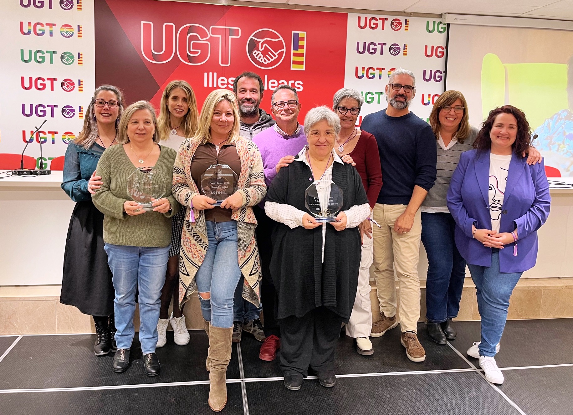 Imagen de grupo de las personas galardonas con los 'Premios Temis' y responsables sindicales de UGT. 