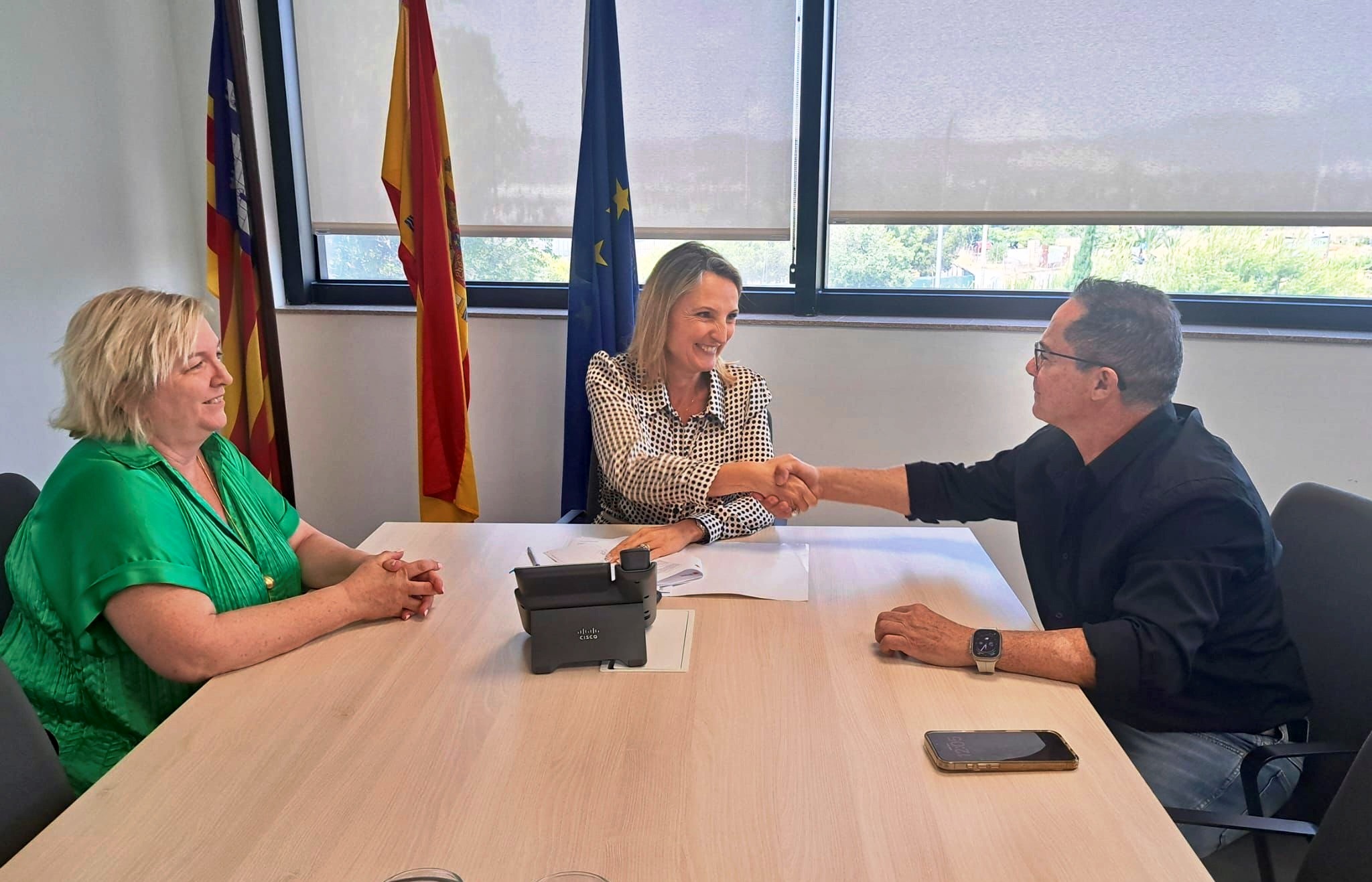Imagen de la consellera de Trabajo y Función Pública, Catalina Cabrer, y el secretario general de UGT Servicios Públicos, Miguel Ángel Romero. 