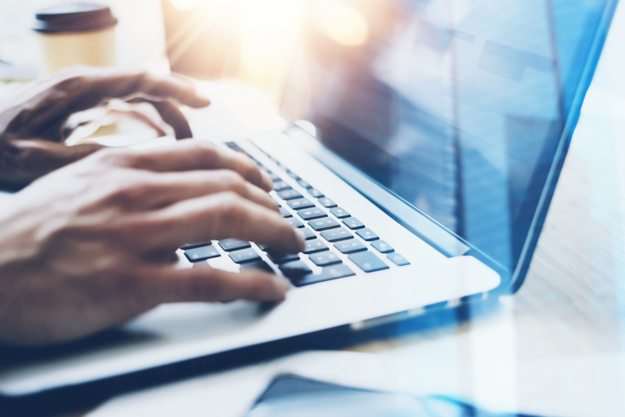 Persona manejando un teclado de un ordenador