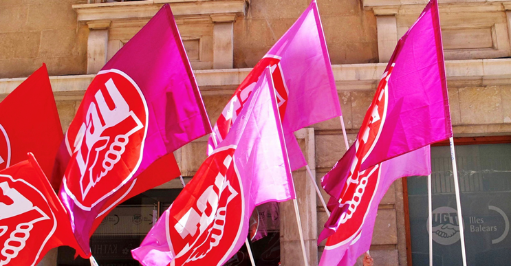 Banderas ante la sede palmesana de UGT