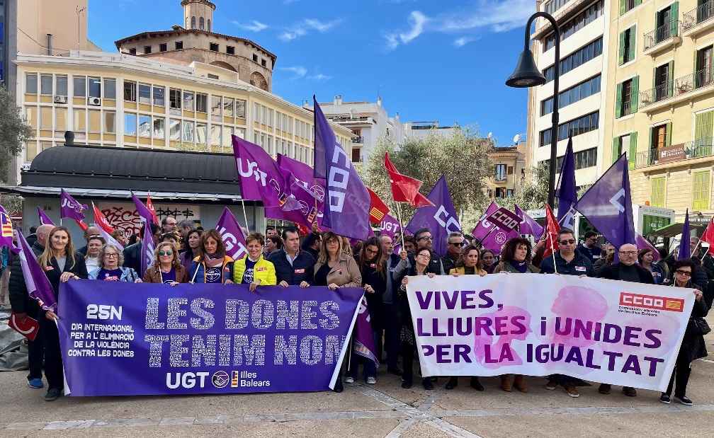 Imagen concentración en Palma de UGT y CCOO con motivo del 25N