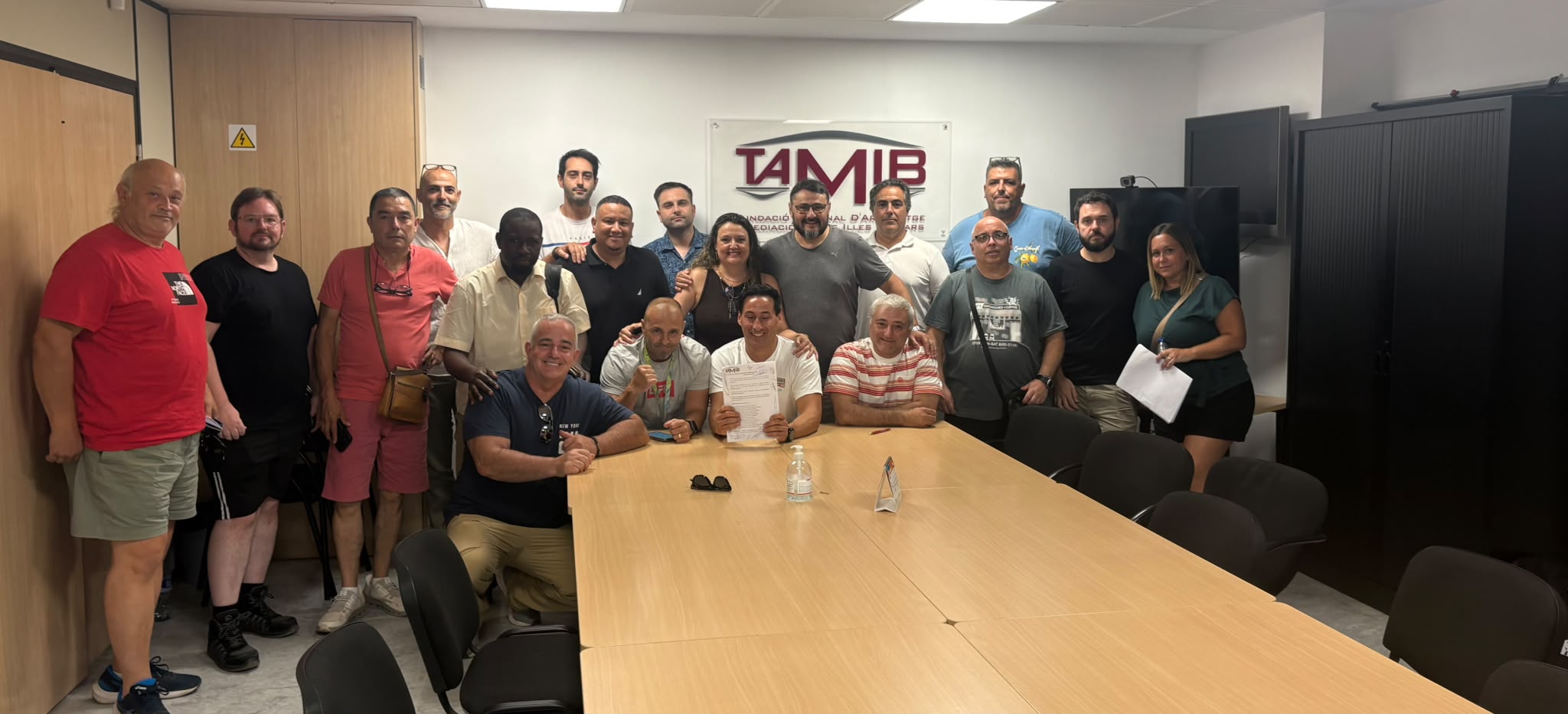 Imagen de representantes de sindicatos y patronal tras alcanzar el preacuerdo del nuevo convenio colectivo del metal. 