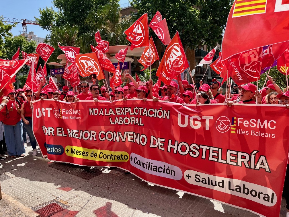 Imagen de protesta de hostelería frente a la Federación Hotelera
