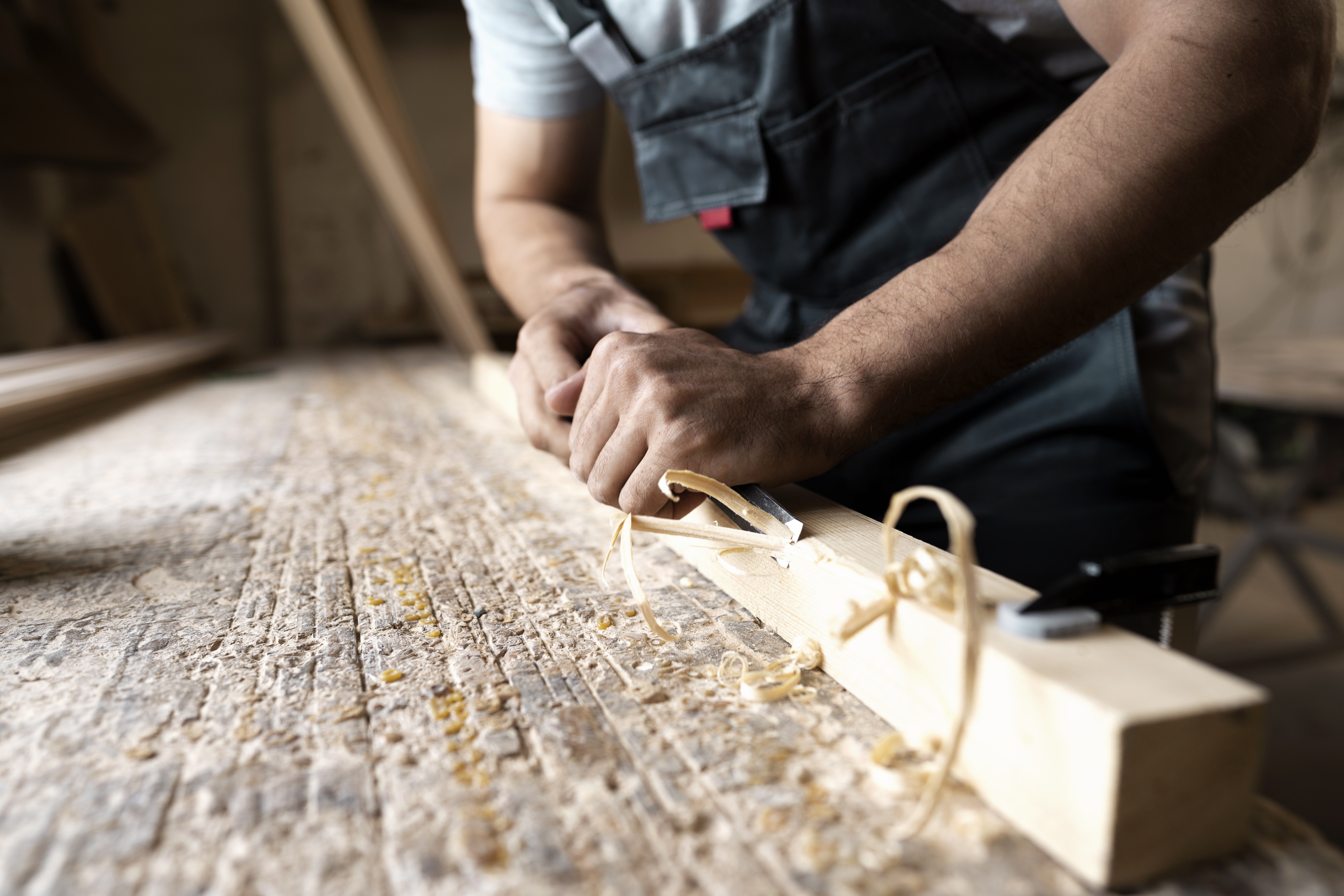 Imagen trabajo con madera-Freepick