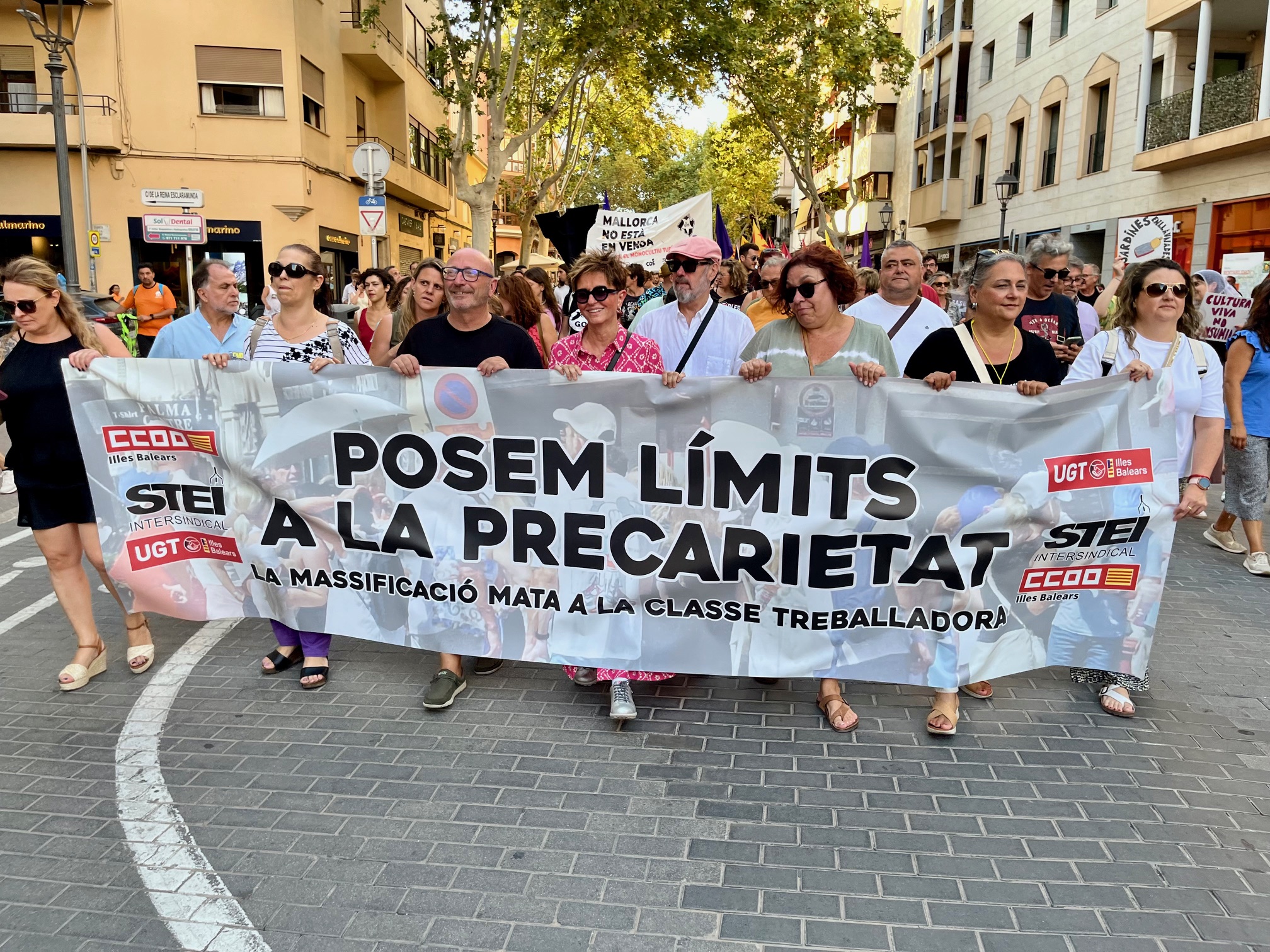 Pancarta de UGT, CCOO y STEI en la manifestación contra la masificación turística