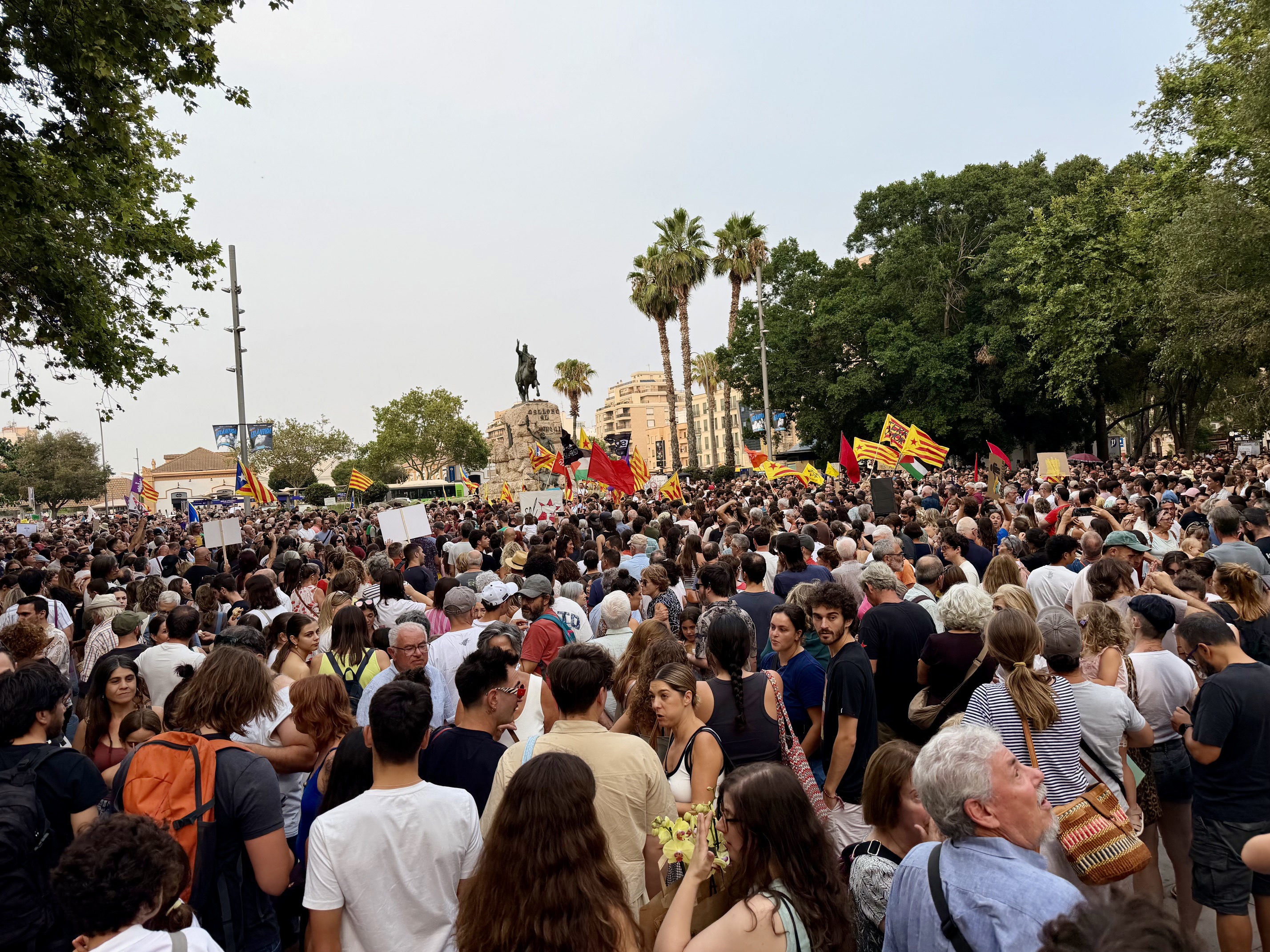 Imagen de una manifestación con mucha gente en pl. d'Espanya