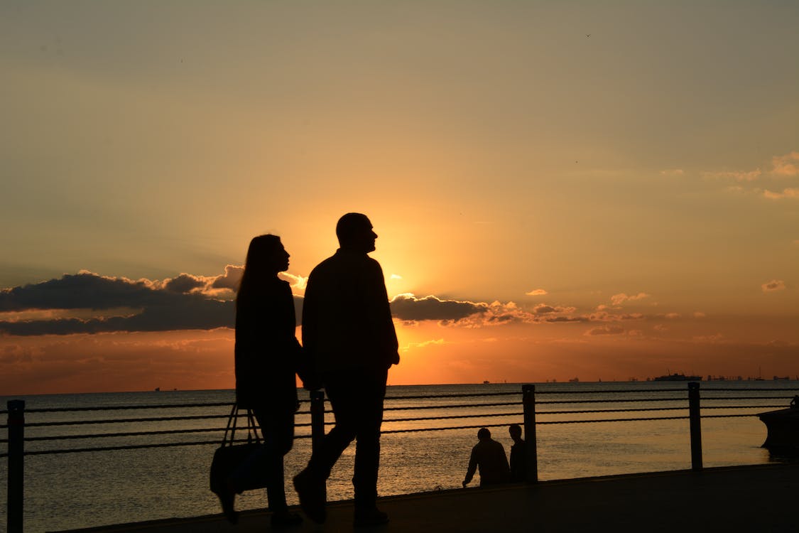 Imagen de pareja en destino de playa en invierno