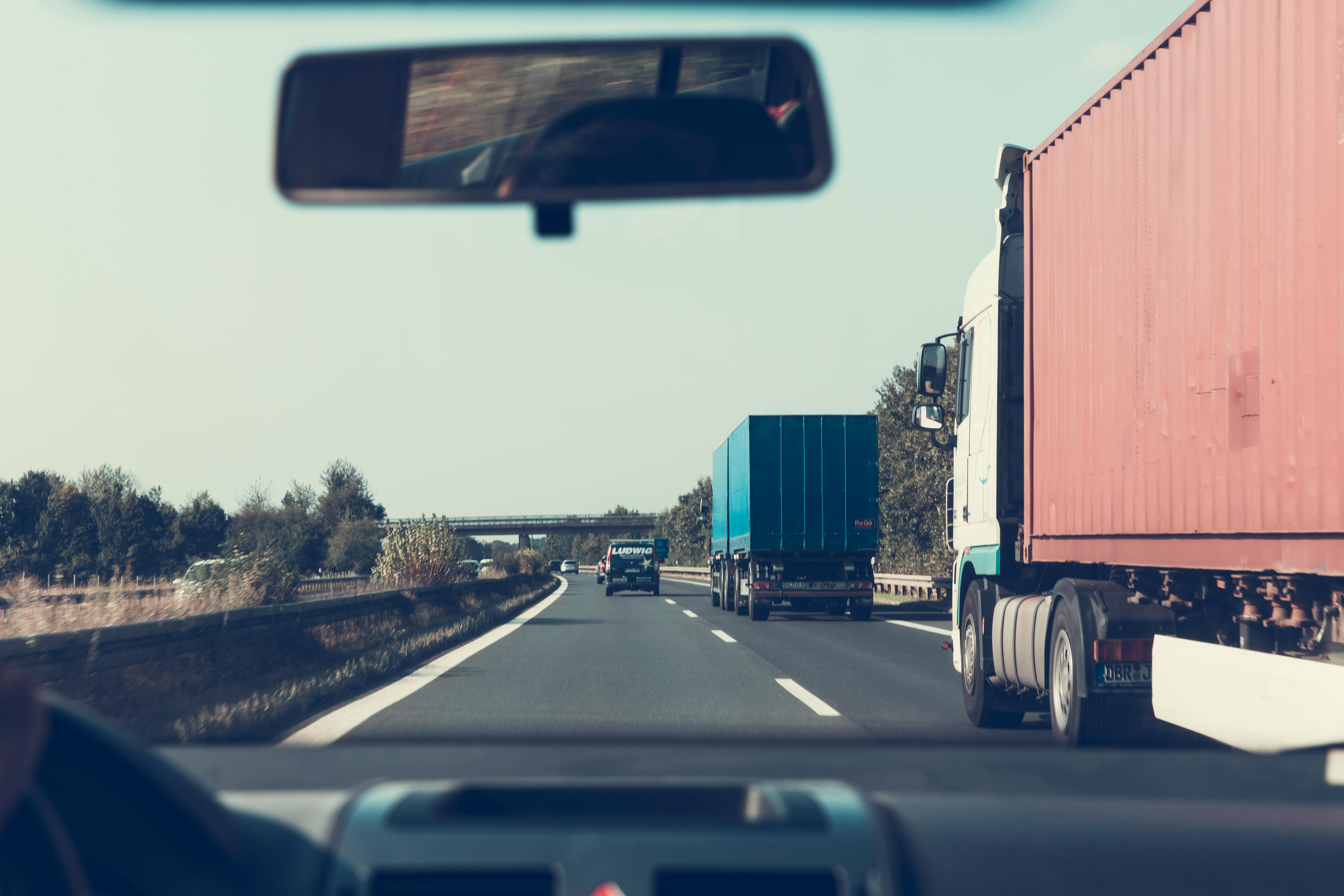 Foto camiones por carretera. Autor: Markus Spiske