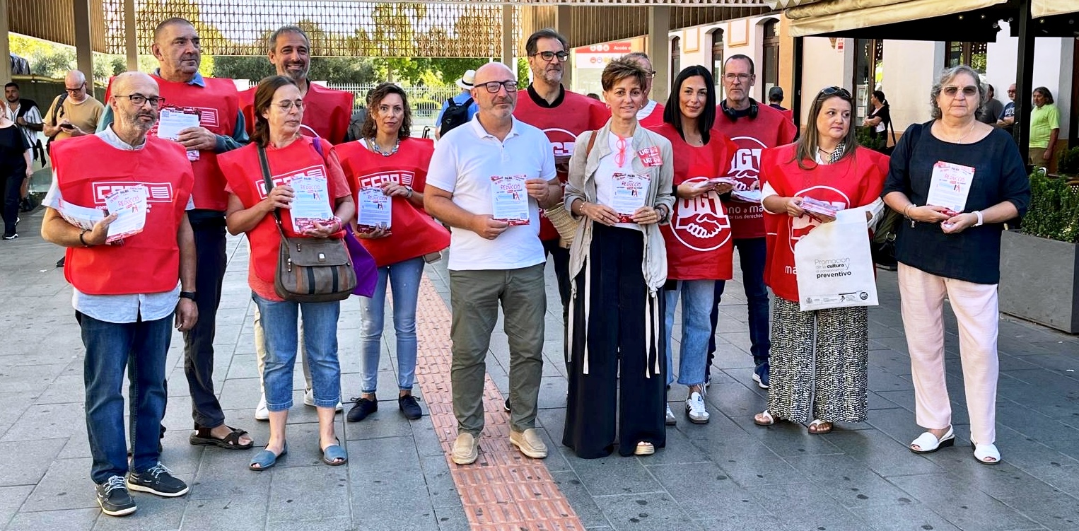 Reparto de octavillas en Plaça de Espanya de Palma